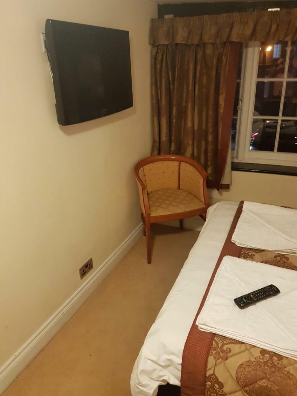 East Gate Inn Colchester Bagian luar foto